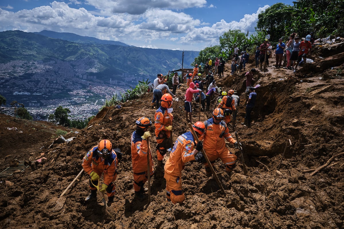 Cientistas denunciam injustiça científica no estudo do clima na Colômbia e Venezuela Trabalhos de resgate no deslizamento de terra em Antioquia, Colômbia, em 25 de junho de 2025. (Foto: Fredy Henao - El País)