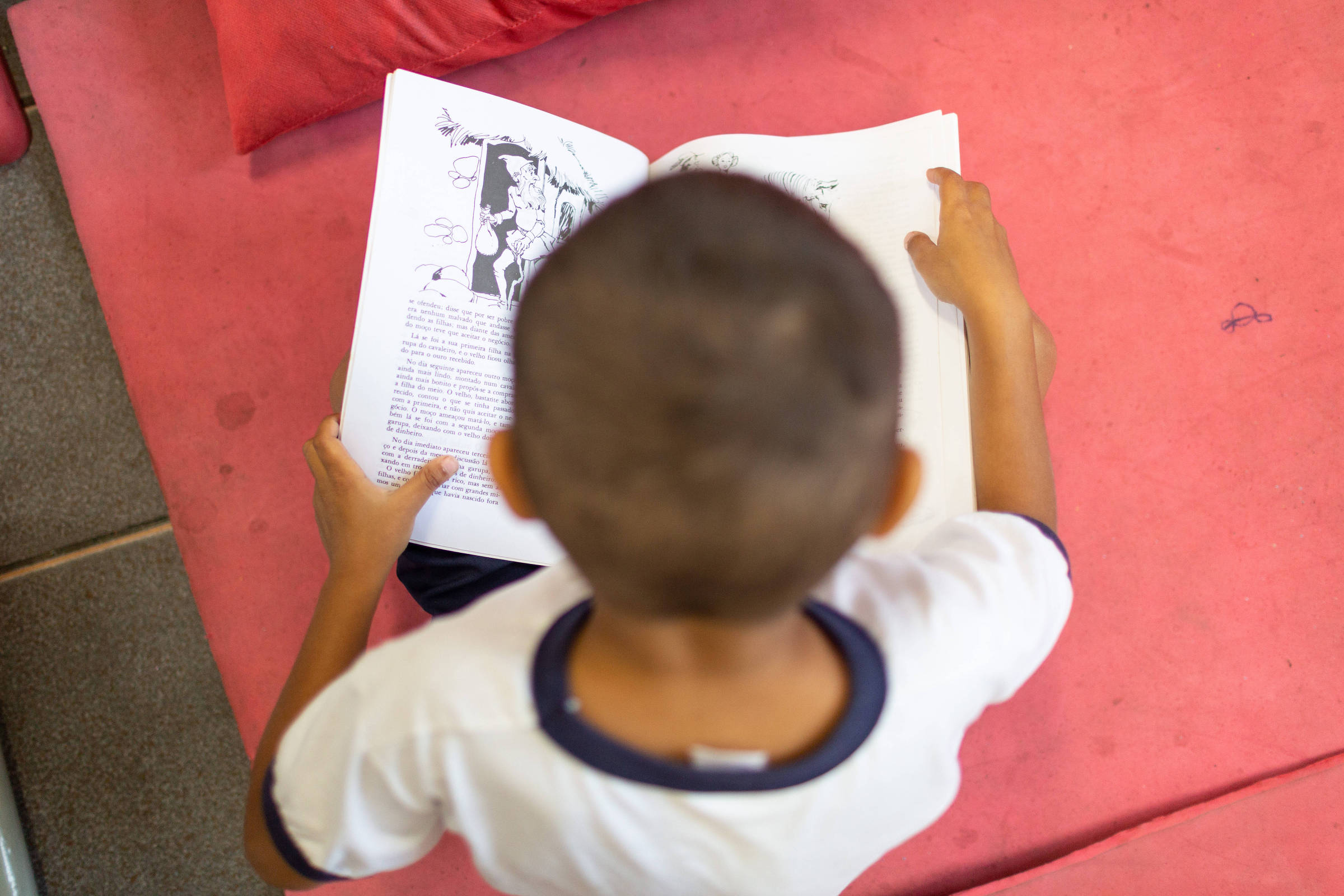 MEC não garante prazo e editoras alertam para pedido de livros até agosto Aluno na escola municipal Martin Francisco Ribeiro de Andrada, na Vila Mazzei, zona norte de São Paulo (Foto: Diego Padgurschi - 3.mai.18/Folhapress)