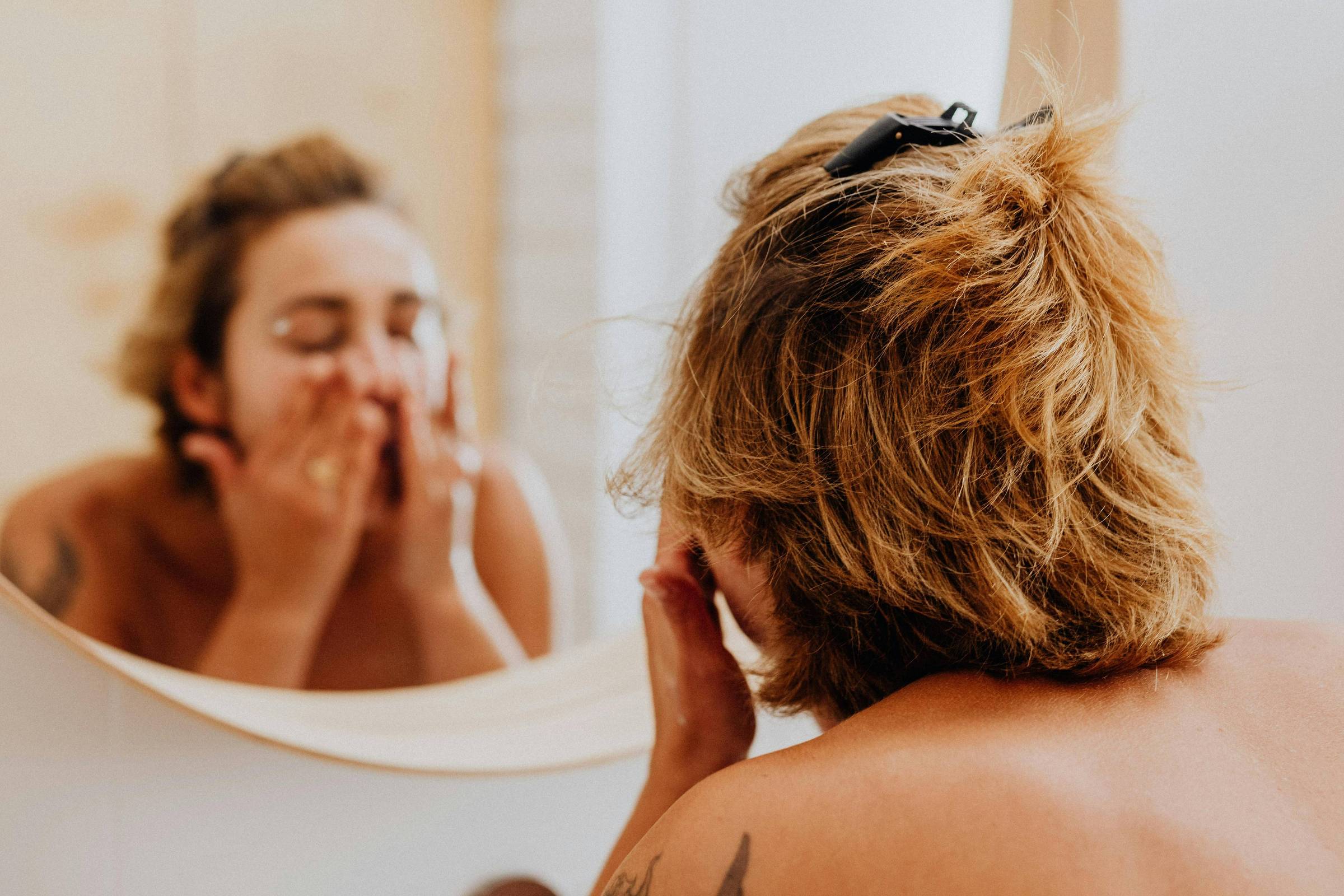Descubra 7 dicas eficazes para cuidar da pele, cabelo e unhas É mito que não se deve hidratar peles oleosas; é verdade que tomar banhos muito quentes danifica a pele (Foto: Pexels/Karolina Kaboompics)