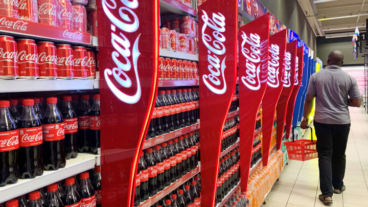 Um homem passa por prateleiras de garrafas e latas de Coca-Cola em um shopping em Lagos, Nigéria, em 5 de novembro de 2019. (Foto: Temilade Adelaja | Reuters)