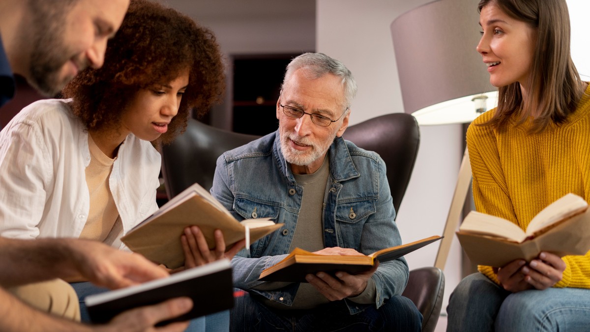 Leituras sobre espiritualidade atraem novos leitores e despertam interesse crescente Livros sobre fé e propósito ganham destaque; saiba o que explica o interesse crescente (Foto: Freepik)