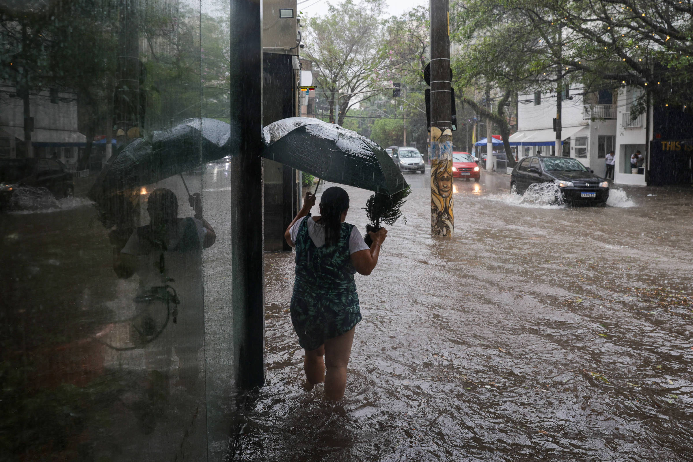 Brasil enfrentará chuvas mais intensas e menos frequentes até 2100, aponta Oxford Alagamento na região central de São Paulo (Foto: Allison Sales - 21.dez.24/Folhapress)
