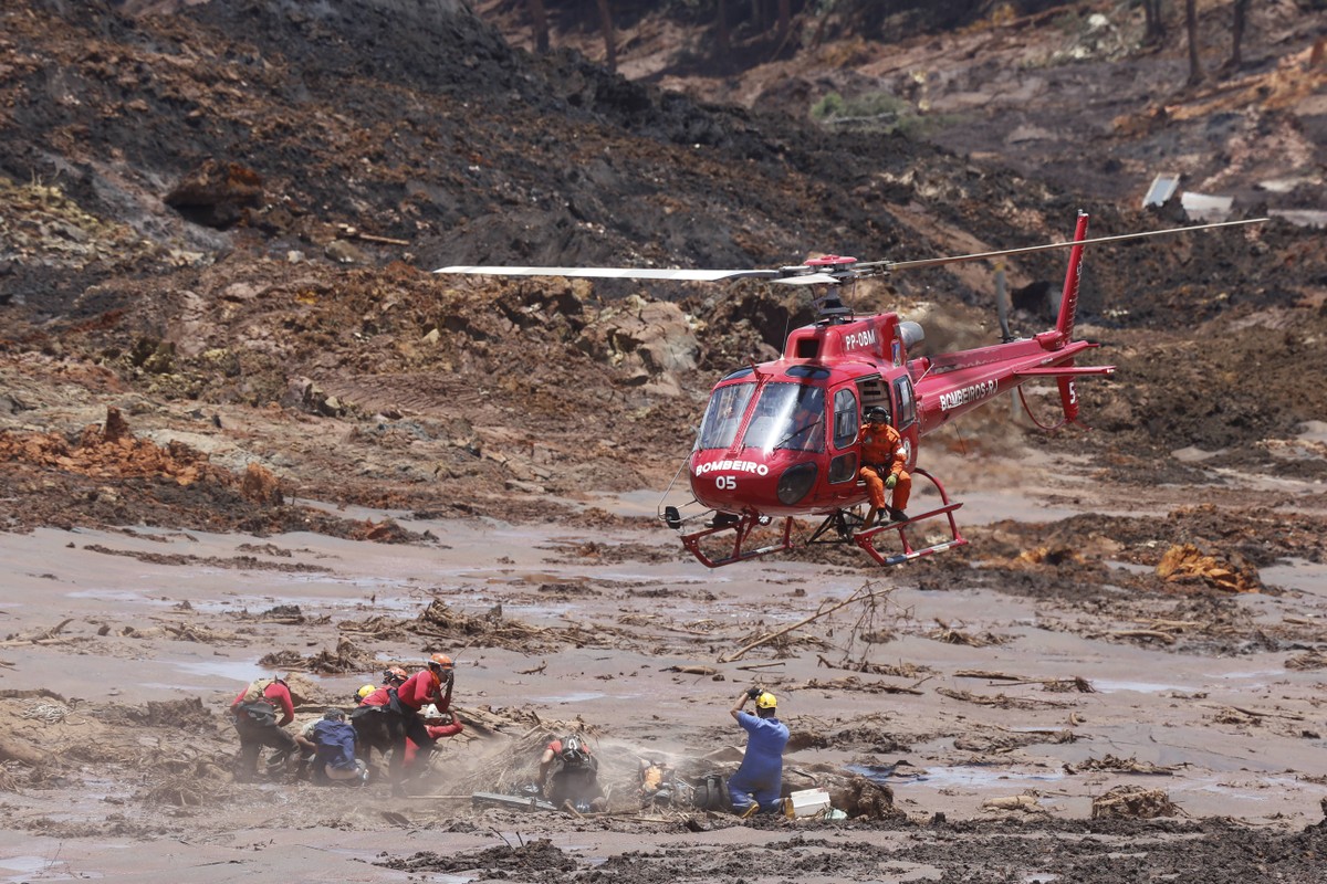 Trump pode usar PL da Devastação como estratégia contra o Brasil Bombeiros trabalham em resgate após rompimento de barragem em Brumadinho, em 2019 (Foto: Domingos Peixoto / Agência O Globo)