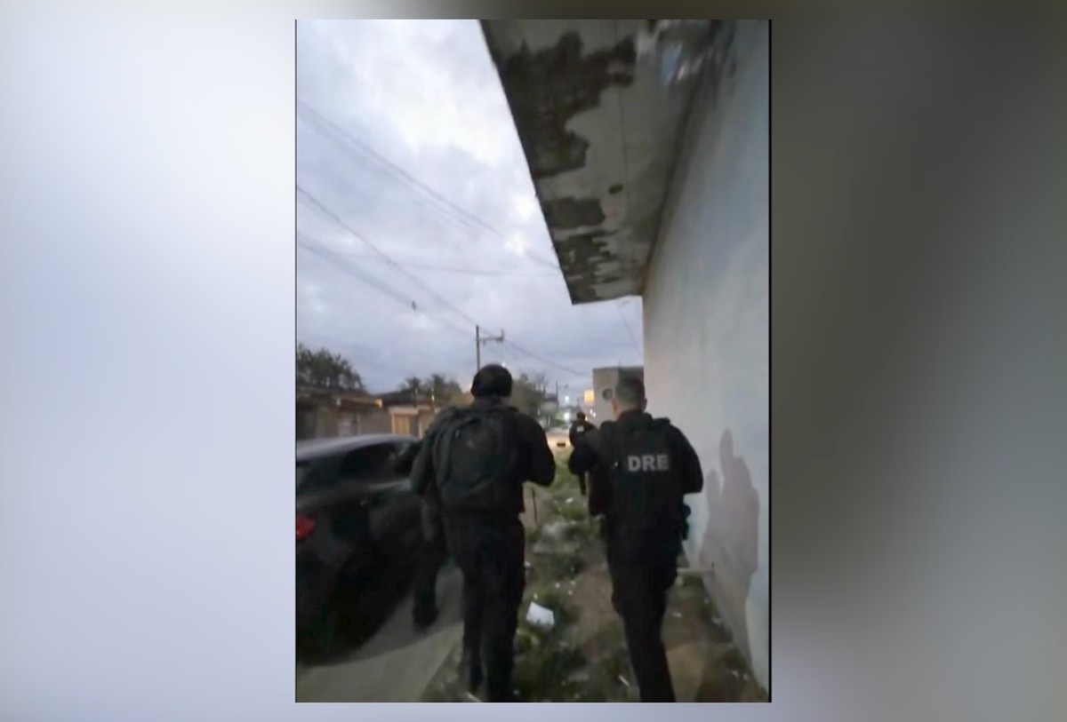 Operação policial em Mesquita combate expansão do tráfico de drogas do CV Policiais da DRE na comunidade da Chatuba (Foto: TV Globo/Reprodução)