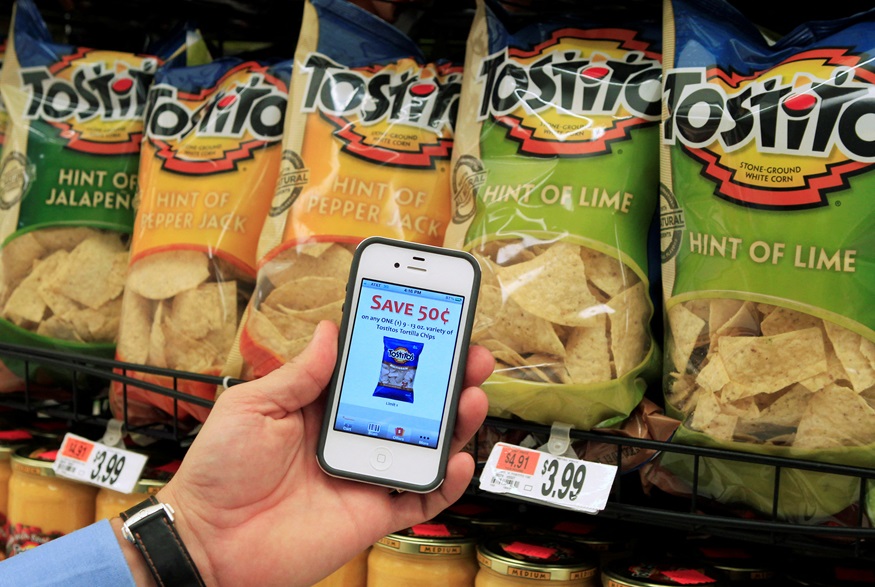PepsiCo lança Doritos com mais proteína e fibras para atrair consumidores saudáveis Um cliente com o aplicativo móvel Scan It! em seu iPhone mostra um cupom para salgadinhos Tostitos enquanto faz compras no supermercado Stop and Shop em Braintree, Massachusetts, 17 de outubro de 2011 (Foto: Reuters)