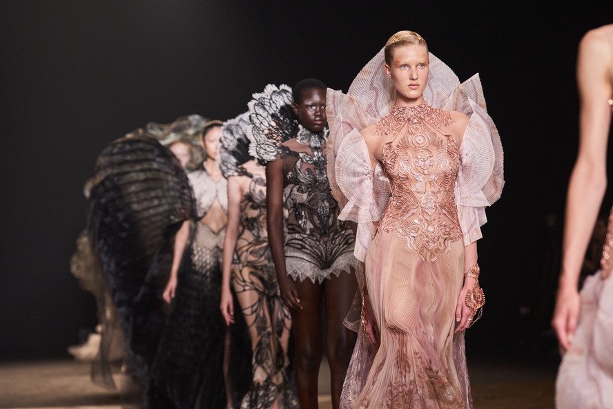 Iris van Herpen apresenta coleção de alta-costura para o inverno de 2025 Iris van Herpen | Alta-costura | Inverno 2025 (Foto: Launchmetrics Spotlight)