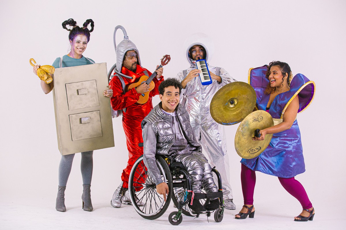 Teatro na Tijuca apresenta peças sobre Zé Keti e inclusão LGBTQIA+ neste fim de semana O elenco de “O menino ao avesso”: peça da Trupe de Lá TAG estreia hoje no Sesc Tijuca (Foto: Divulgação)
