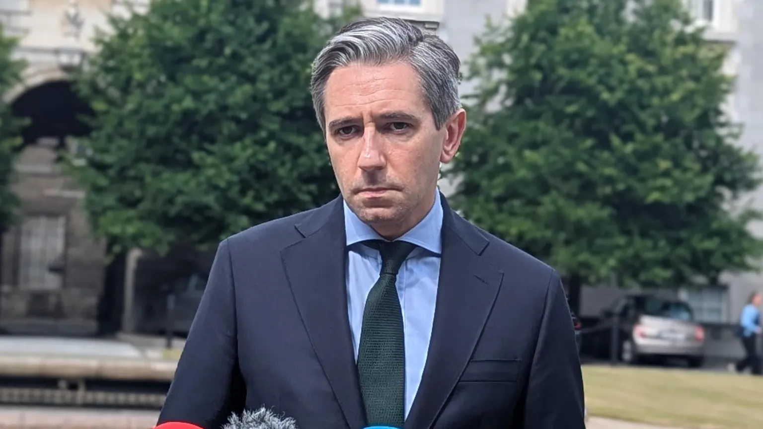 Irlanda enfrenta grande desafio econômico devido a tarifas dos EUA O Tánaiste Simon Harris afirma que o impacto das tarifas de 30% dos Estados Unidos seria "extraordinário" (Foto: PA Media)
