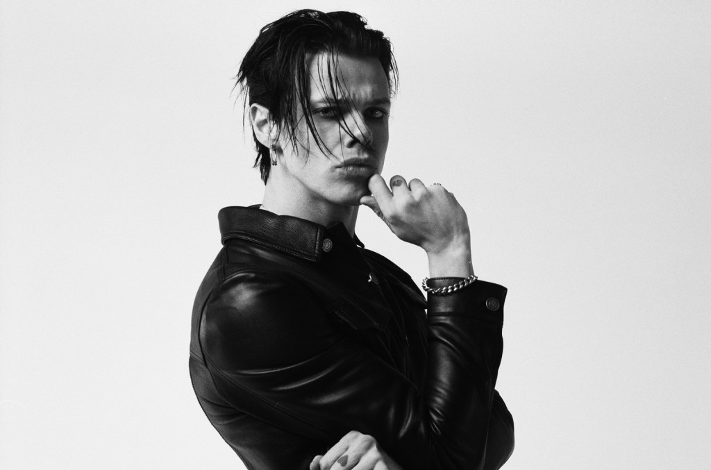 Yungblud paga bebidas para fãs após adiar dois shows em sua turnê Yungblud está comprando bebidas para os fãs após ter adiado dois shows devido à amigdalite, ele compartilhou. (Foto: Reprodução)