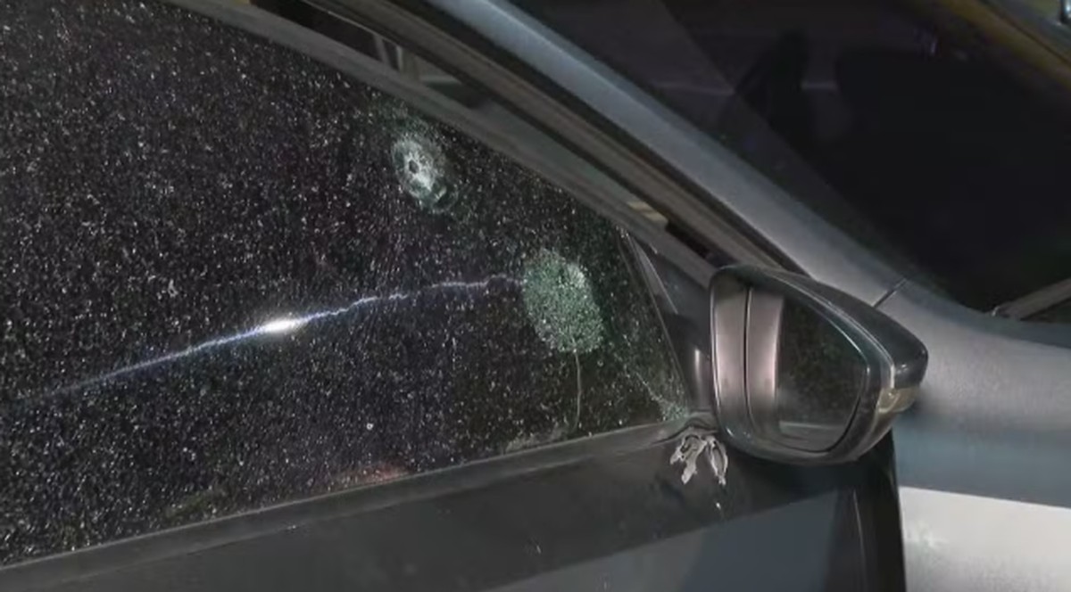 Criminosos disparam contra ex-PM na Zona Oeste do Rio e estado de saúde é grave Marcas de tiros no carro do ex-PM (Foto: TV Globo/Reprodução)