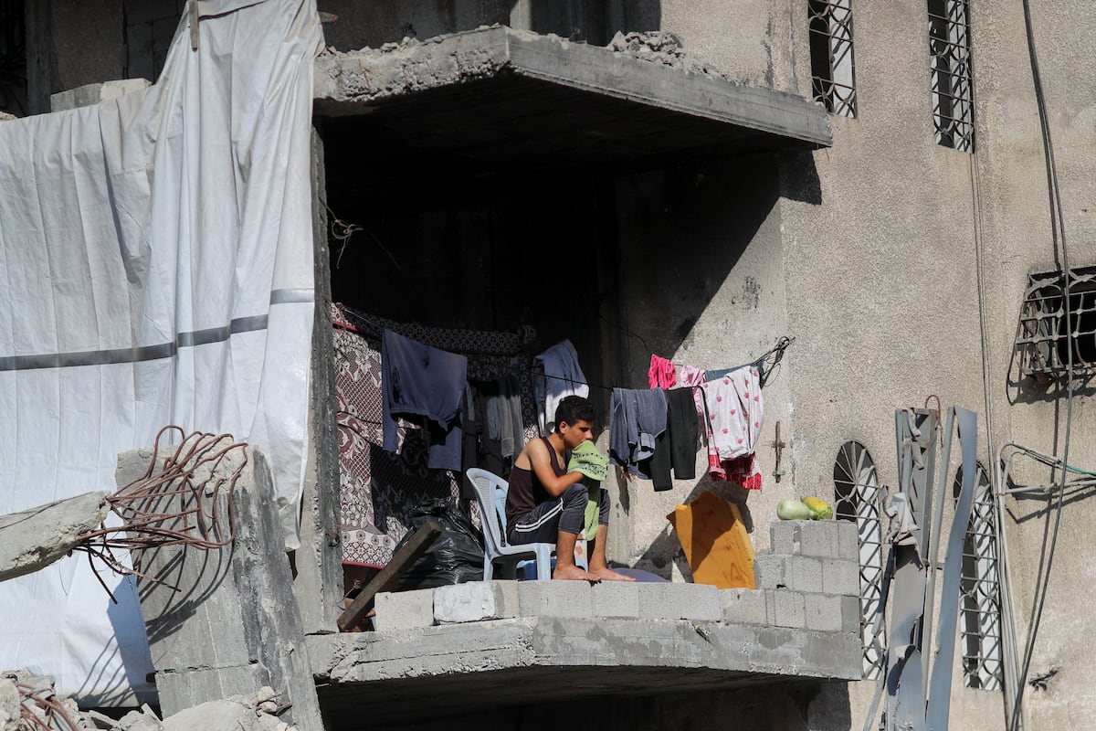 Um palestino sentado em uma casa danificada pela ofensiva israelense, na Cidade de Gaza, nesta quarta-feira. (Foto: Mahmoud Issa/REUTERS)