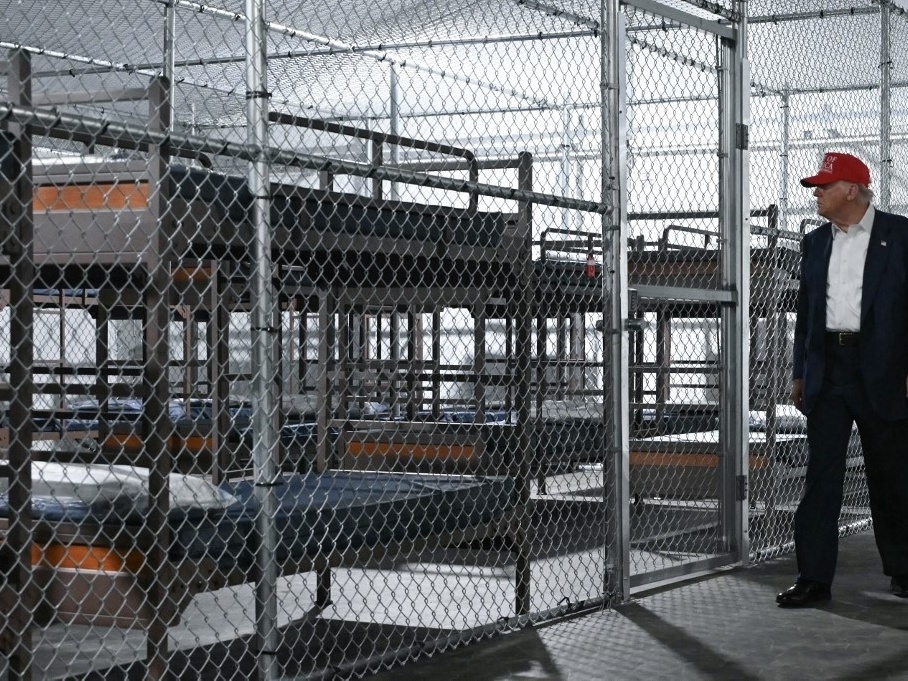 Detentos denunciam condições desumanas com larvas e luz constante em prisão de imigrantes Trump visitou em junho o novo centro de detenção de migrantes, apelidado de "Alligator Alcatraz", na Flórida (Foto: ANDREW CABALLERO-REYNOLDS / AFP)