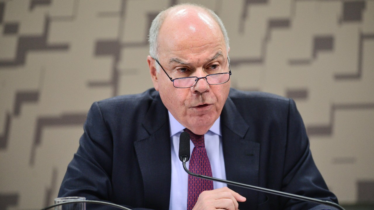 Mauro Vieira critica tarifa de Trump em apoio a Bolsonaro como ofensiva Mauro Vieira, ministro das Relações Exteriores, em audiência na Comissão de Relações Exteriores e Defesa Nacional do Senado, em 2024 (Foto: Pedro França/Agência Senado)