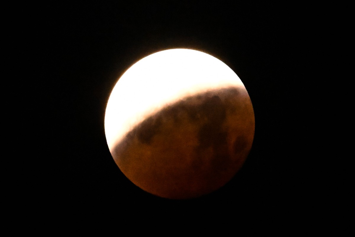 Eclipse lunar em progresso visto da Cidade do México, em 14 de março de 2025 (Foto: Yuri CORTEZ / AFP)
