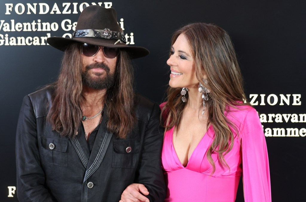 Billy Ray Cyrus elogia Elizabeth Hurley e revela música do casal Billy Ray Cyrus elogiou sua namorada, a atriz Elizabeth Hurley, chamando-a de "uma jovem senhora única" e revelando sua música especial. (Foto: Reprodução)