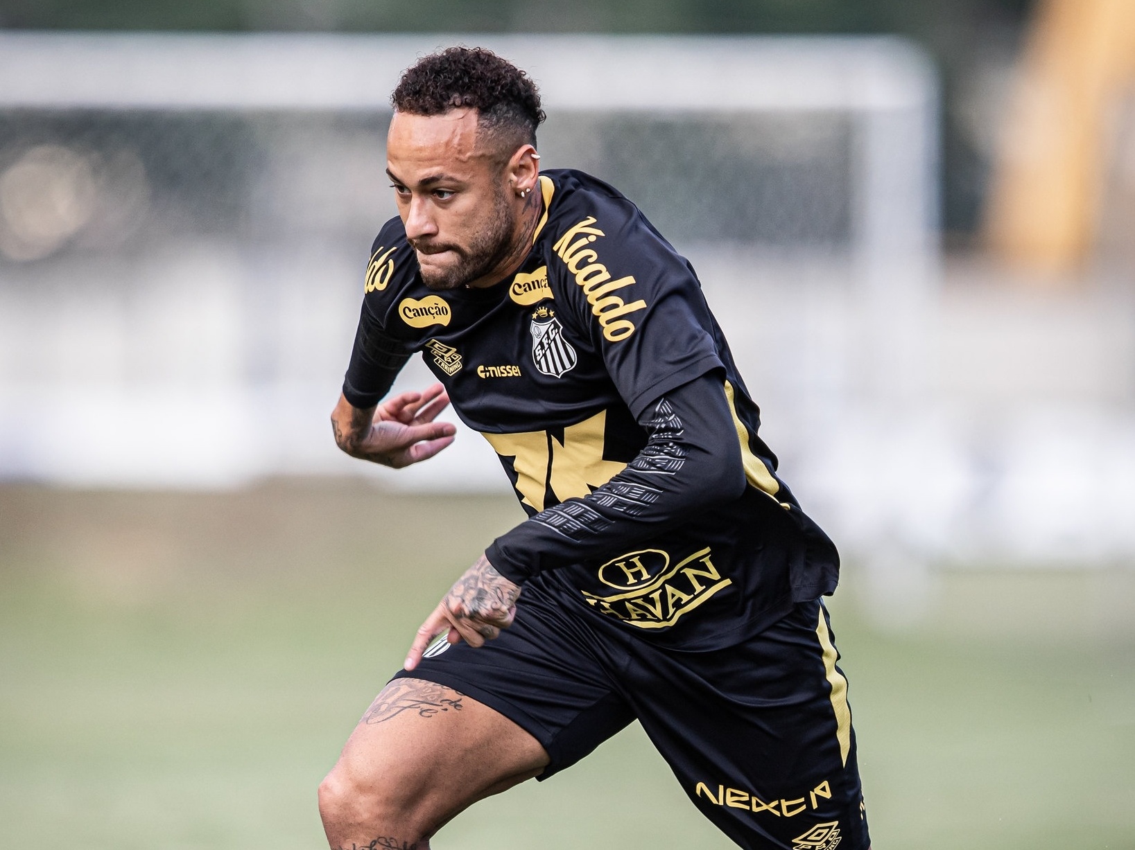 Neymar afirma ter deixado seu legado no futebol após carreira marcante Neymar concedeu entrevista coletiva após renovar com o Santos (Foto: Raul Baretta/ Santos FC)