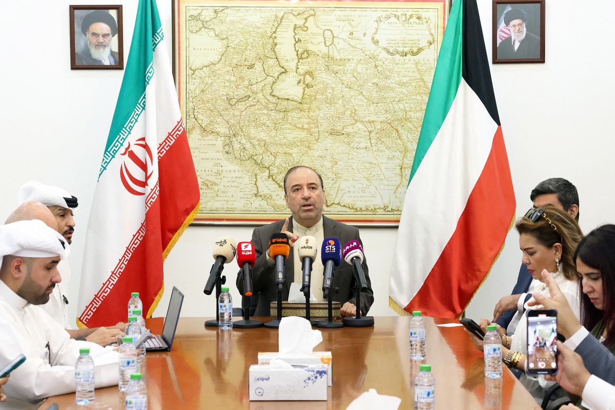 O embaixador do Irã no Kuwait, Mohammad Totonji, fala durante uma coletiva de imprensa na embaixada na Cidade do Kuwait (Foto: YASSER AL-ZAYYAT / AFP)