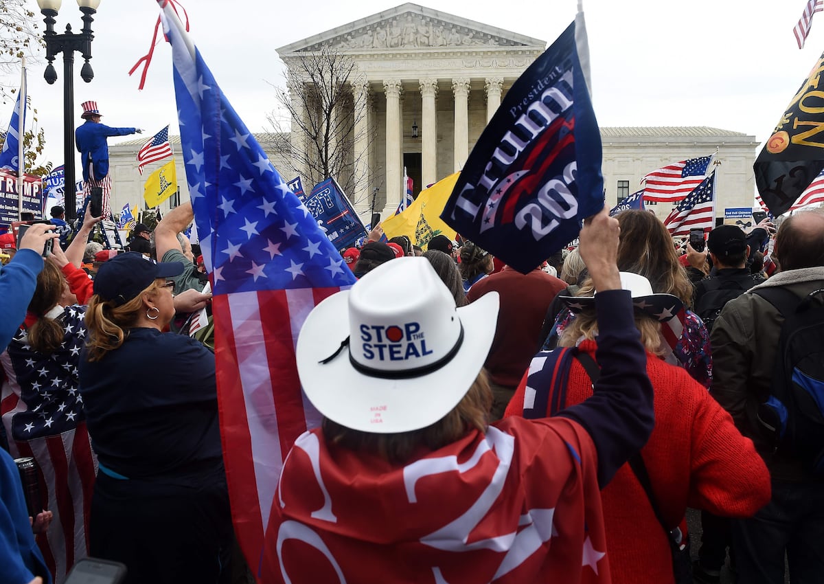 Manifestantes trumpistas fora do Tribunal Supremo em Washington. (Foto: OLIVIER DOULIERY / AFP)