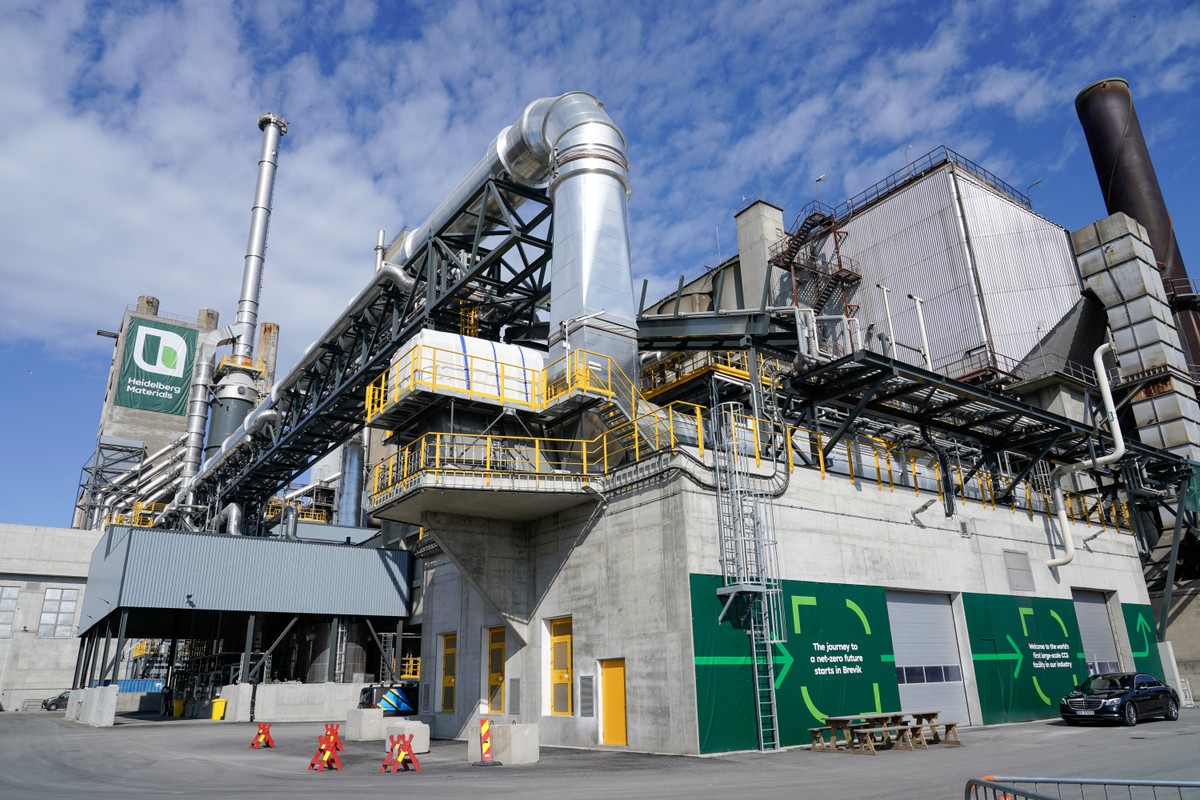A nova planta de captura de carbono da Heidelberg Materials (Foto: Gorm Kallestad / NTB / AFP)