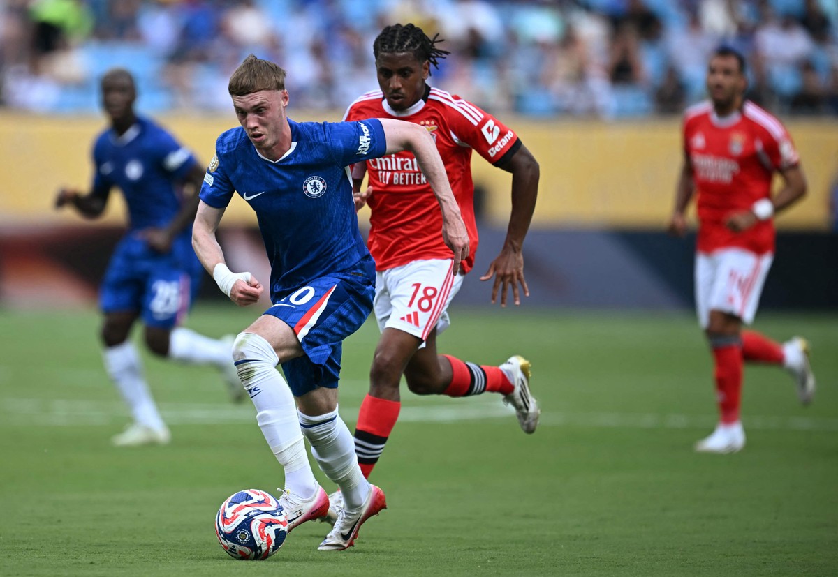 Jogo entre Benfica e Chelsea é suspenso devido a condições climáticas adversas O inglês Cole Palmer em jogo do Chelsea contra o Benfica e o meia Leandro Barreiro, pelas oitavas de final da Copa do Mundo de Clubes (Foto: Paul ELLIS / AFP)