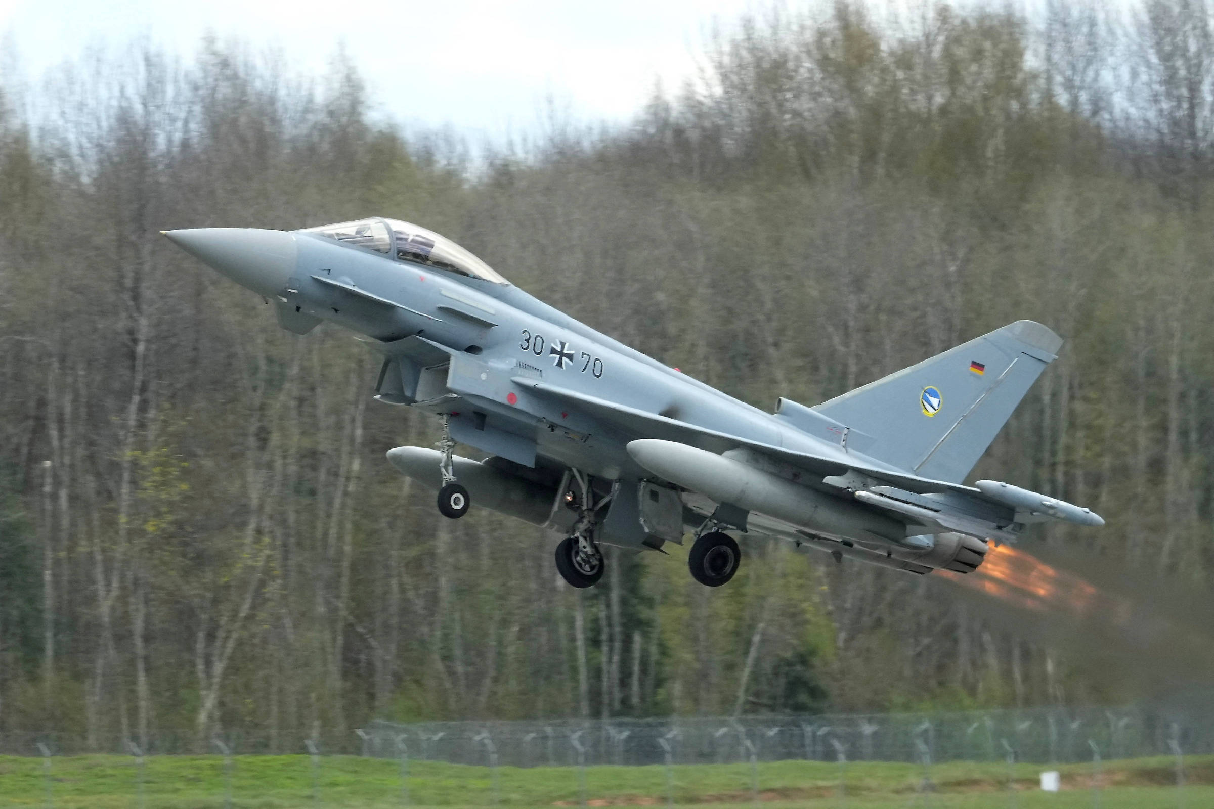 Um caça Eurofighter Typhoon da Força Aérea Alemã decola da base letã de Lielvarde para missão no Báltico (Foto: Ints Kalnins/Reuters)