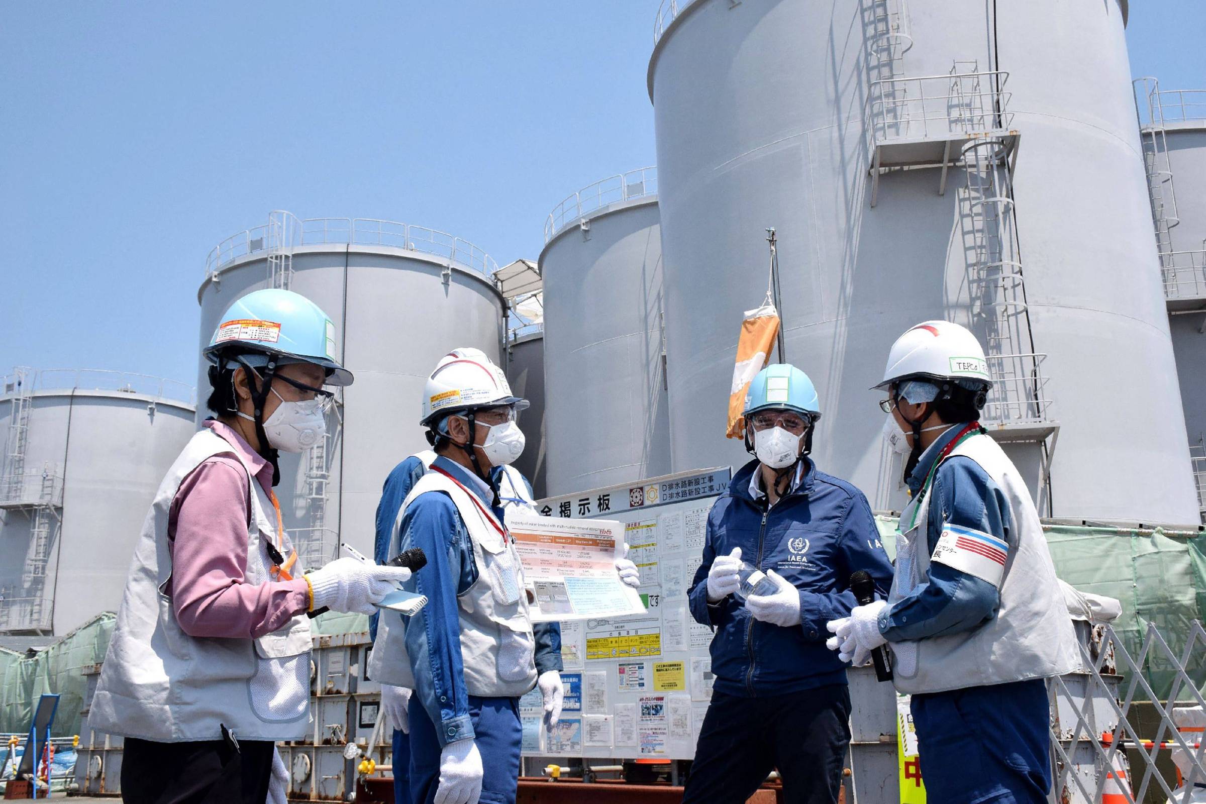 Trabalhadores em frente a usina nuclear de Fukushima, no Japão (Foto: STR - 19.mai.22/AFP)