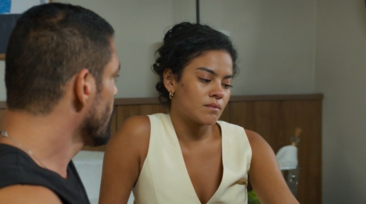 César é flagrado na cama com outra por Maria de Fátima em momento inesperado César (Cauã Reymond) e Maria de Fátima (Bella Campos) (Foto: Reprodução/TV Globo)