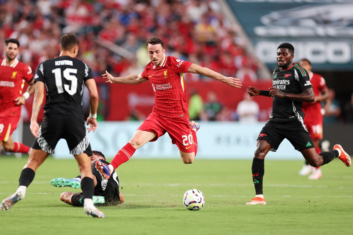 Liverpool presta homenagens a Diogo Jota e seu irmão em amistoso de pré-temporada Diogo Jota pelo Liverpool (Foto: Charly TRIBALLEAU / AFP)