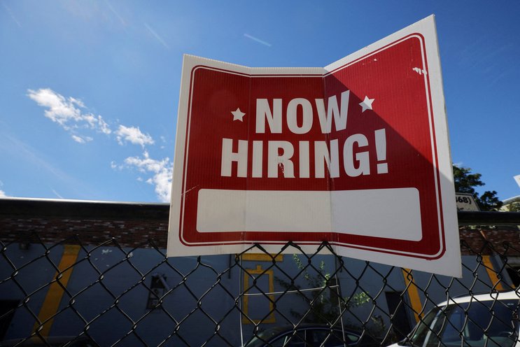 EUA cria 147 mil novas vagas de trabalho em junho, superando previsões do mercado Anúncio de vaga de emprego em Somerville, nos EUA - 01/09/2022 (Foto: REUTERS/Brian Snyder)
