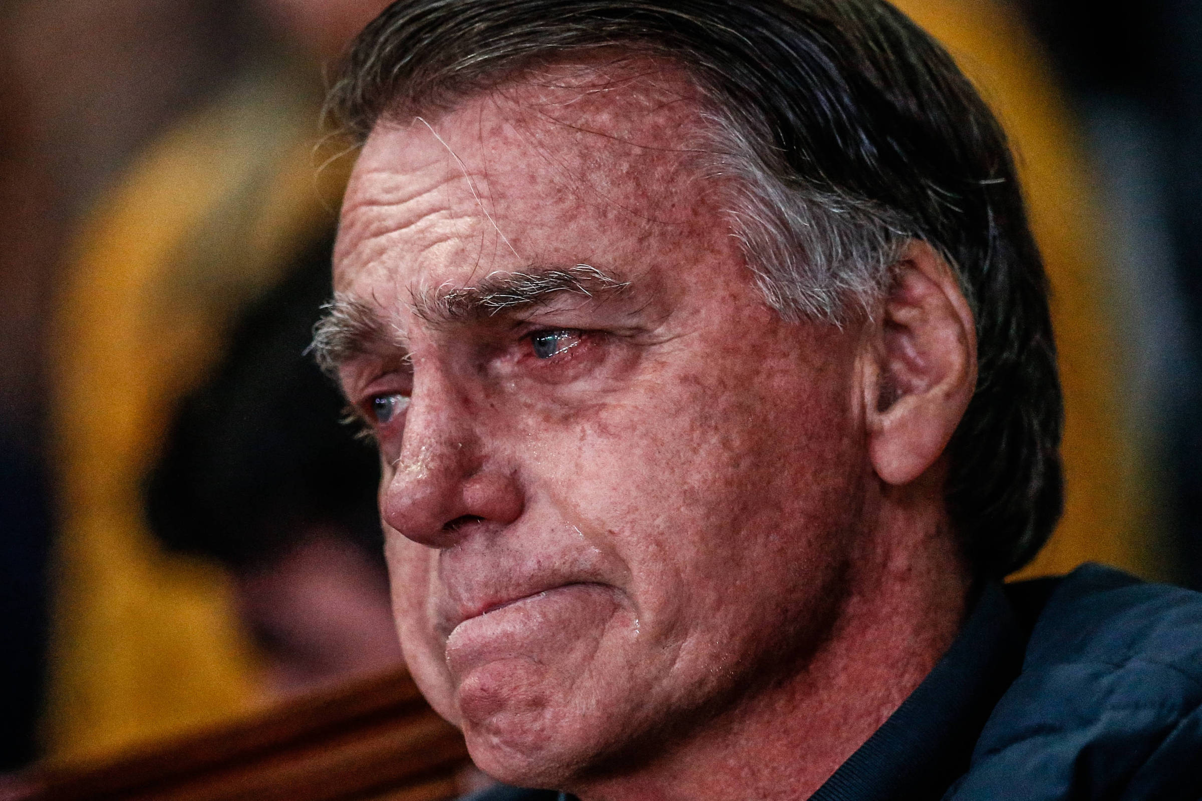 Acompanhado do filho Renan e apoiadores, ex-presidente Jair Bolsonaro (PL) chora ao participar do culto na Catedral da Benção, da Igreja Evangélica Casa da Benção (ICB), em Taguatinga (Foto: Gabriela Biló - 24.jul.25/Folhapress)