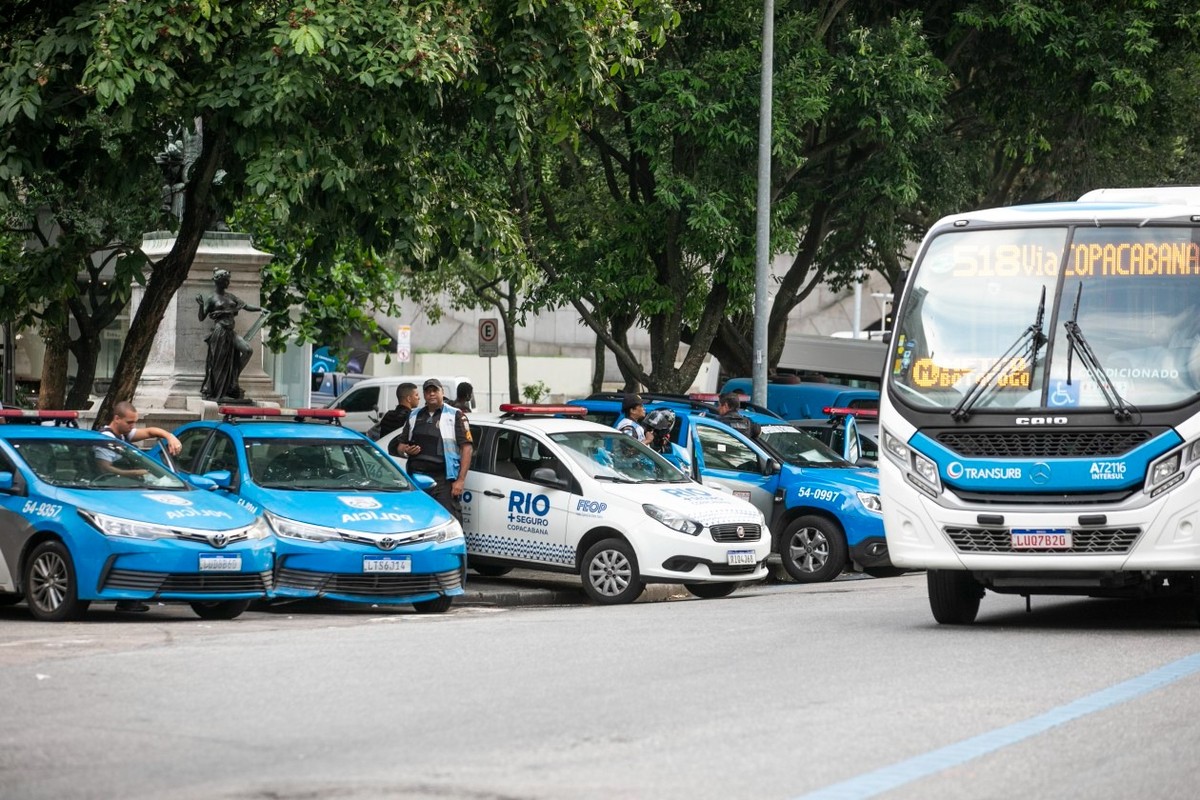 Roubos em coletivos aumentam em Copacabana, Gávea e Jardim Botânico na Zona Sul Equipes da Polícia Militar na Av Princesa Isabel, em Copacabana, para revista em ônibus que chegam à praia do bairro, na Zona Sul do Rio (Foto: Guito Moreto/Agência O Globo)
