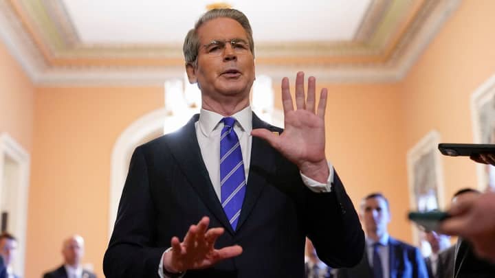 Tarifas voltam a níveis de abril em 1º de agosto para países sem acordos O Secretário do Tesouro dos EUA, Scott Bessent, fala com repórteres no Capitólio dos EUA enquanto legisladores republicanos lutam para aprovar o amplo projeto de gastos e impostos do presidente Donald Trump, no Capitólio em Washington, D.C., EUA, 27 de junho de 2025. (Foto: Elizabeth Frantz | Reuters)