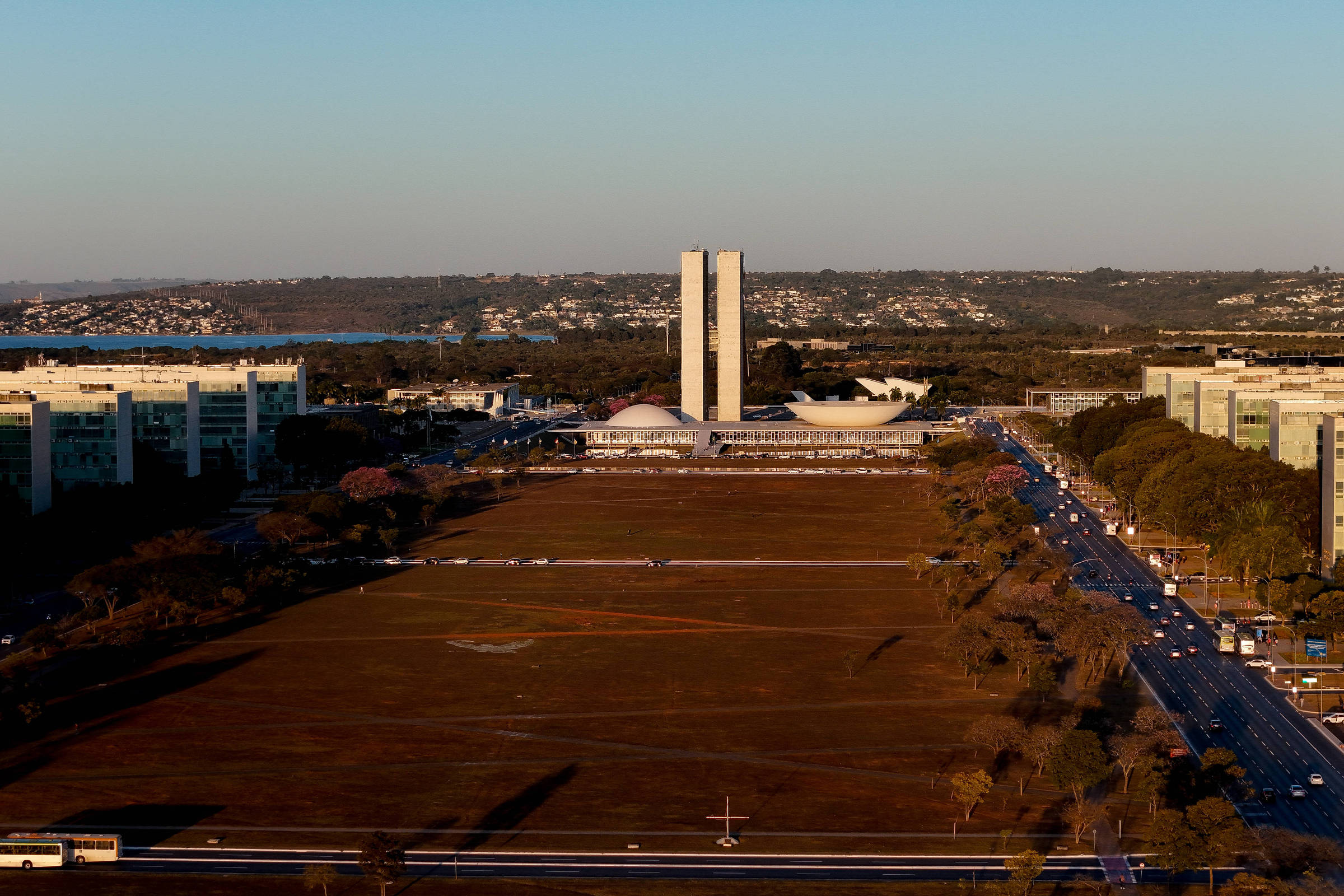 'Jabutis' de energia provocam conflitos entre governo e aliados de Lula no Congresso Prédios dos ministérios e do Congresso Nacional, em Brasília (Foto: Pedro Ladeira - 5.jul.24/Folhapress)