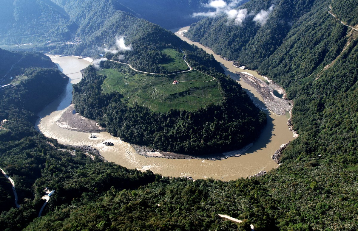 China inicia construção da maior hidrelétrica do mundo e gera tensão com a Índia Um trecho do rio Yarlung Tsangpo, onde a China quer construir uma megahidrelétrica — Foto: Li Lin/China News Agency/Getty Images via Bloomberg