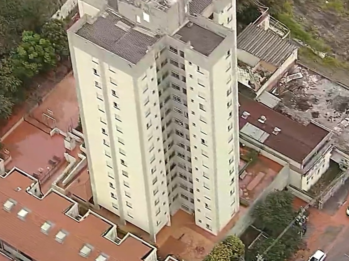 Vazamento de água provoca deslizamento de solo e danifica casas na Freguesia do Ó Rompimento de tubulação faz rua ceder na Freguesia do Ó (Foto: TV Globo/Reprodução)