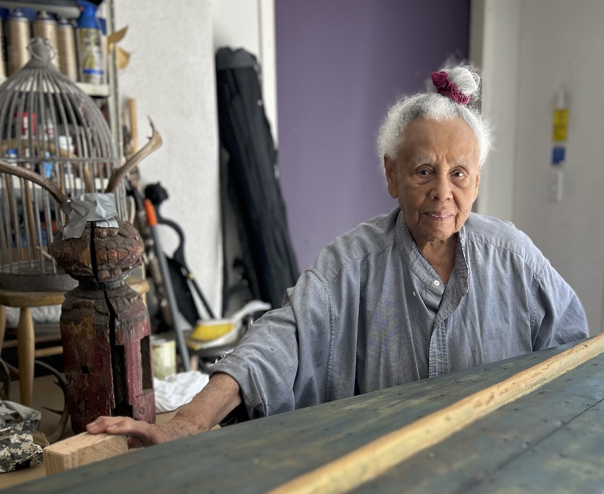 Betye Saar reúne artistas renomados para celebrar seu legado aos 99 anos Betye Saar. Foto Tracye Saar-Cavanaugh/Courtesy the artist and Roberts Projects, Los Angeles