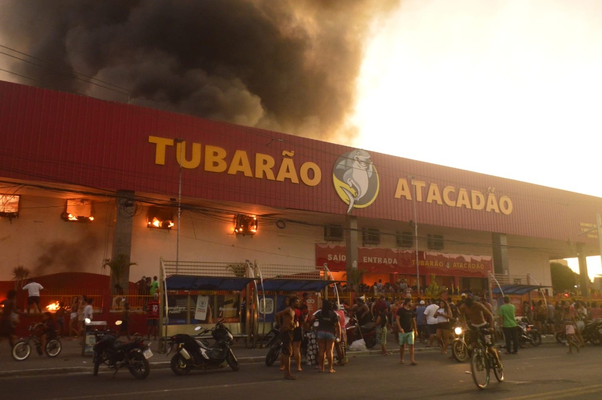 Incêndio no Tubarão Atacadão (Foto: George Fant)