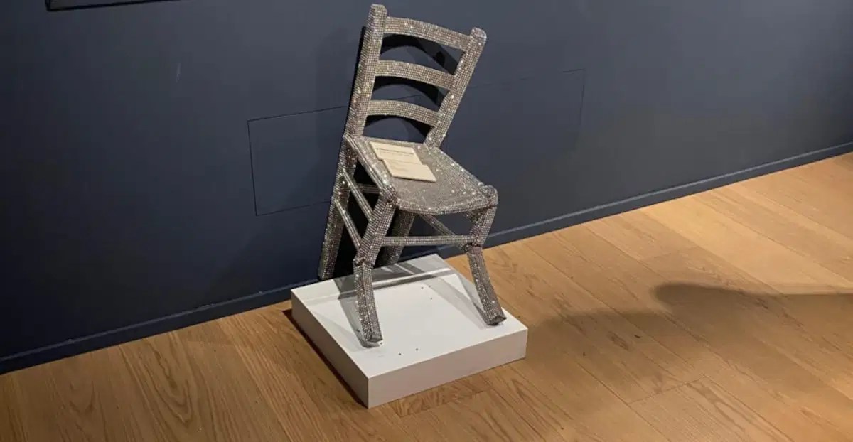 O estrago feito por turista na cadeira Van Gogh no museu Palazzo Maffei em Verona (Foto: Palazzo Maffei/Reprodução)