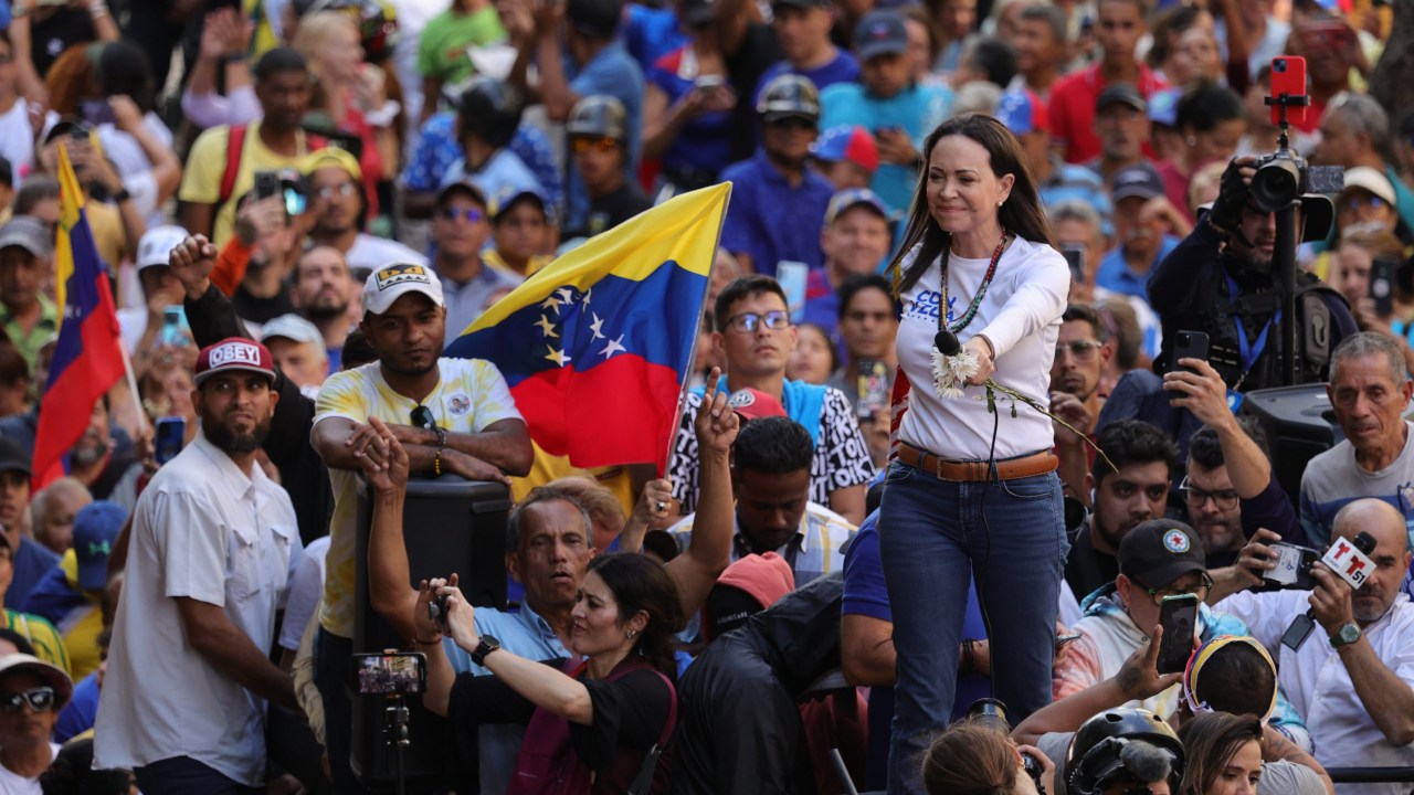 Oposição alerta para repressão na Venezuela com mais de 20 desaparecidos em 72 horas Líder da oposição na Venezuela, Maria Corina Machado, durante protesto contra o regime de Nicolás Maduro (09/01/2025) (Foto: Jesus Vargas/picture alliance/Getty Images)