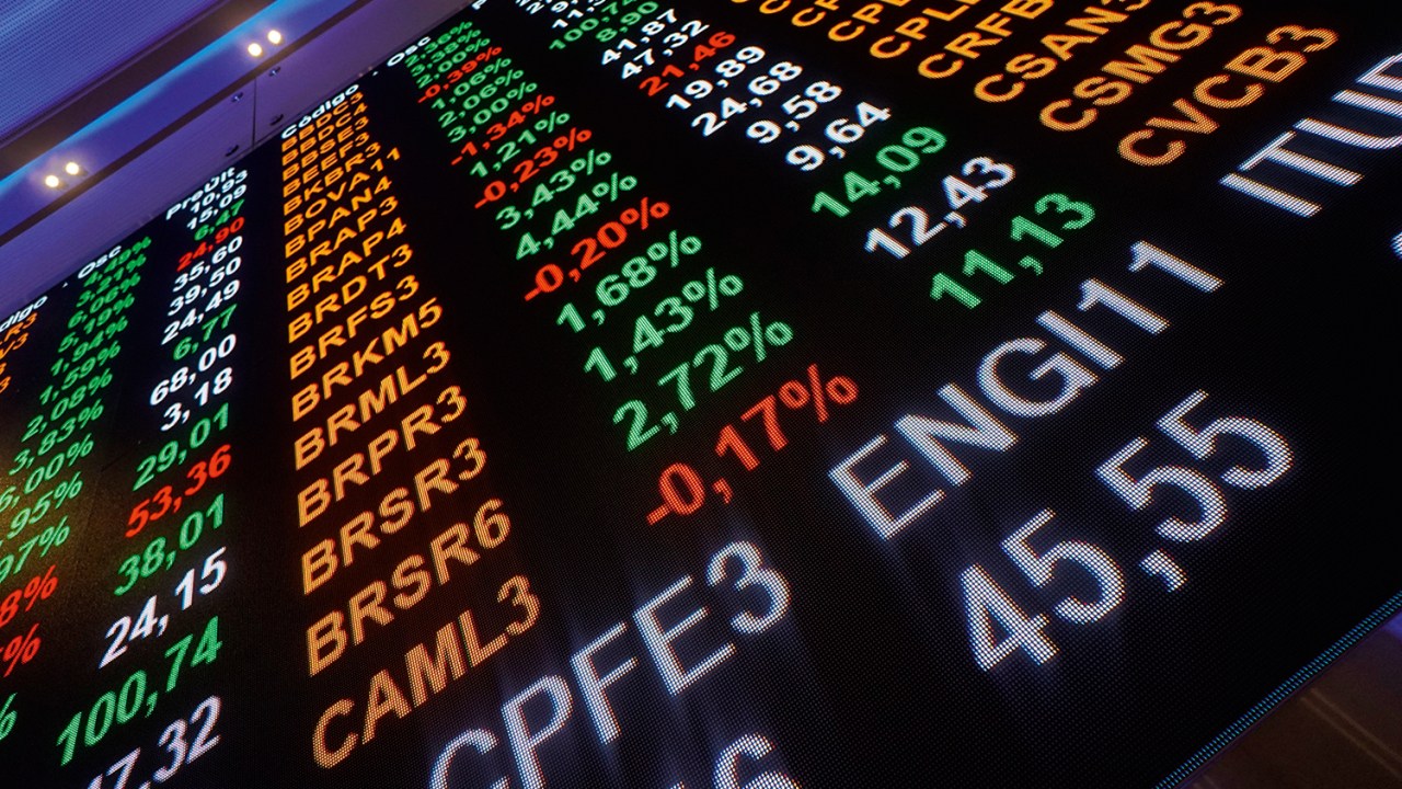 Dólar cai para R$ 5,42 e atinge menor valor desde agosto de 2024; Ibovespa recua Painel eletrônico da B3, a Bolsa de Valores de São Paulo (Foto: Cris Faga/Getty Images)