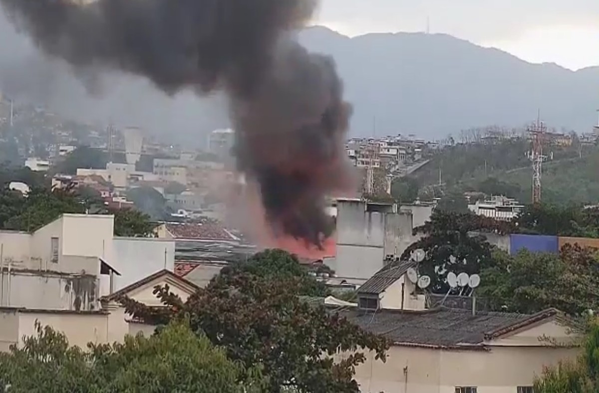 Imóvel comercial é consumido por incêndio na Penha e via é bloqueada Chamas em imóvel comercial na Penha (Foto: Reprodução)
