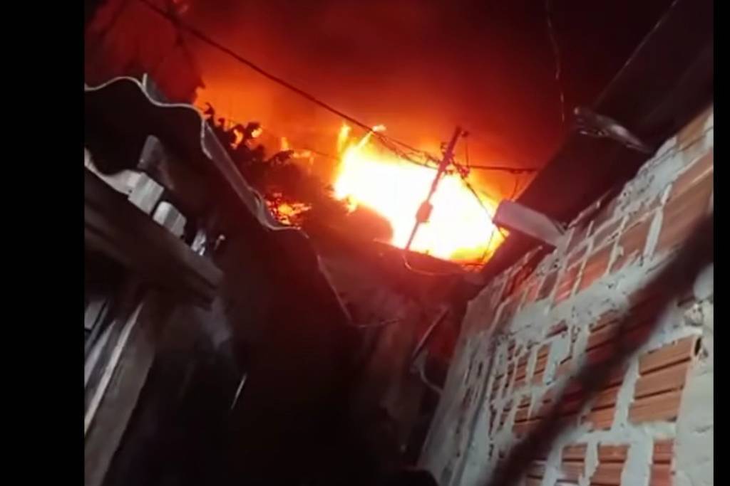 Homem é socorrido após incêndio na comunidade do Sabão, em Osasco Incêndio em comunidade do Sabão, em Osasco (Foto: Reprodução/Redes sociais)