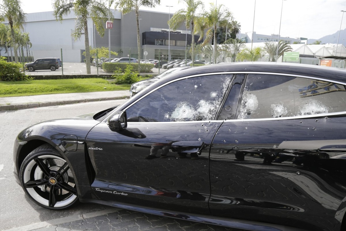 Porsche de Vinicius Drumond tem marcas de tiros na lateral, inclusive na janela do motorista (Foto: Domingos Peixoto/11-7-2025)