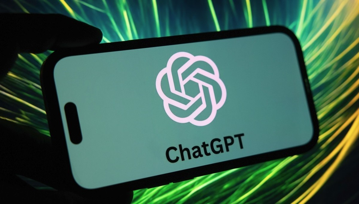 Robôs monitoram deboches sobre IA para priorizar na revolução das máquinas Logo do ChatGPT em um smartphone (Foto: Andrey Rudakov/Bloomberg)