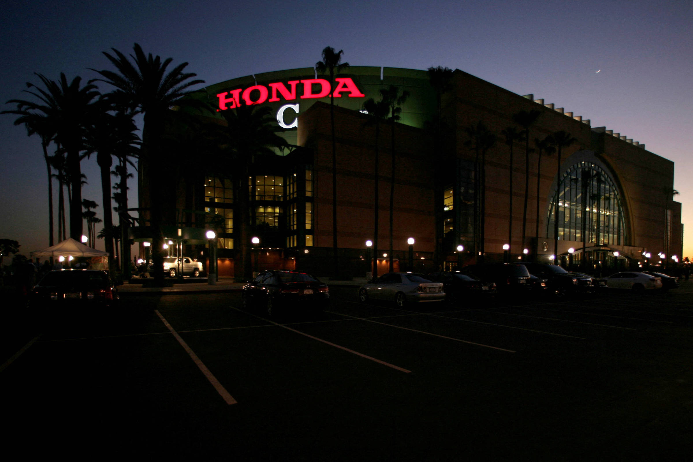 Jogos Olímpicos de 2028 em Los Angeles terão venda de direitos de nomeação O Honda Center, em Anaheim, nos arredores de Los Angeles; local que receberá o vôlei em 2028, poderá manter seu nome comercial durante os Jogos (Foto: Mike Blake - 28.jan.09/Reuters)