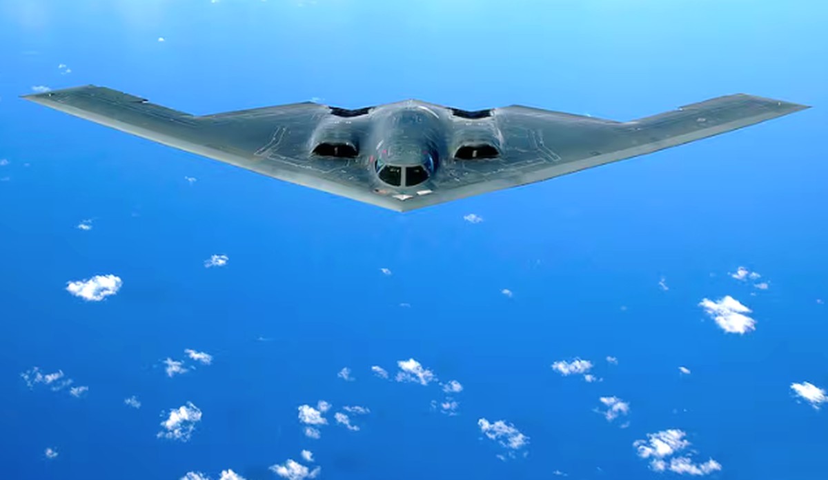 Pilotos dos EUA enfrentam missão desafiadora de 37 horas em ataque ao Irã Bombardeiro B-2 dos EUA tem asa combinada (Foto: SSgt Bennie J. Davis III)