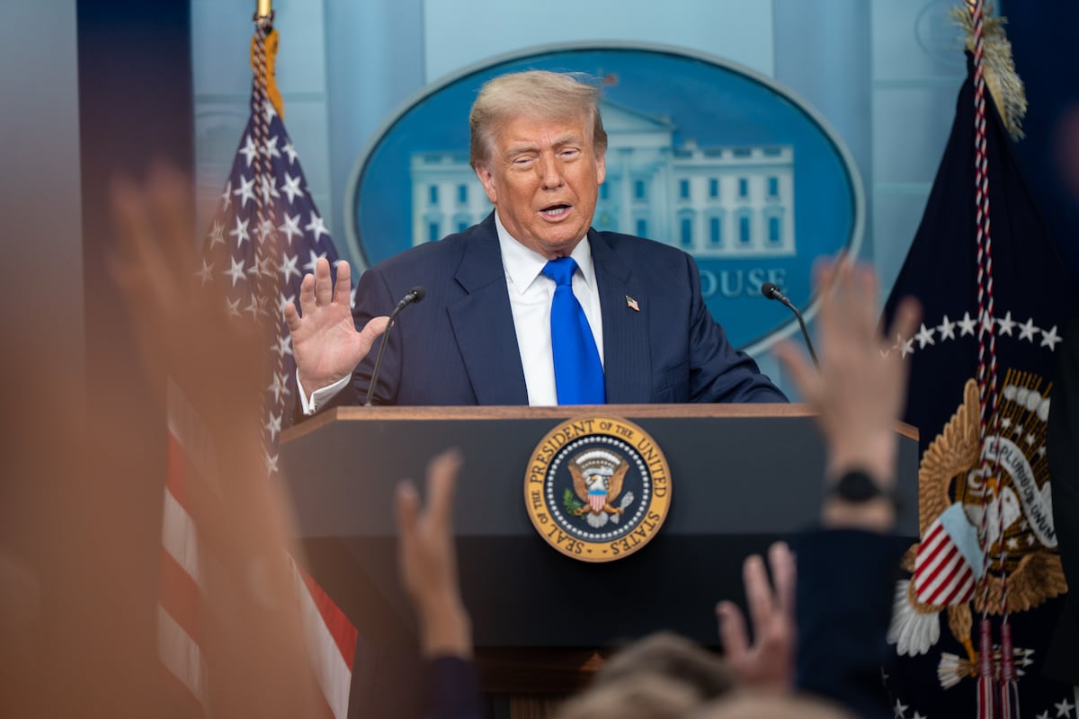 A arte da enganação revela segredos da política na Casa Branca Donald Trump na Casa Branca em 27 de julho de 2025. (Foto: Abe McNatt)