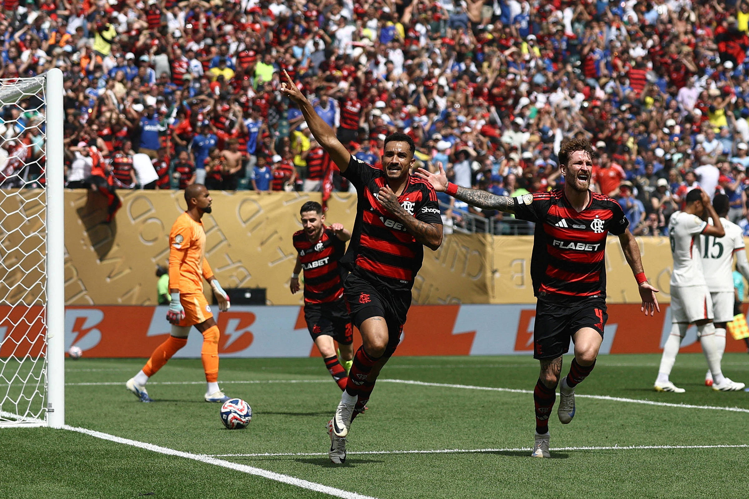 Busca por 'liga brasileira' cresce com participação de clubes na Copa de Clubes Danilo celebra o segundo gol do Flamengo no jogo contra o Chelsea na Copa do Mundo de Clubes (Foto: Lee Smith/Reuters)
