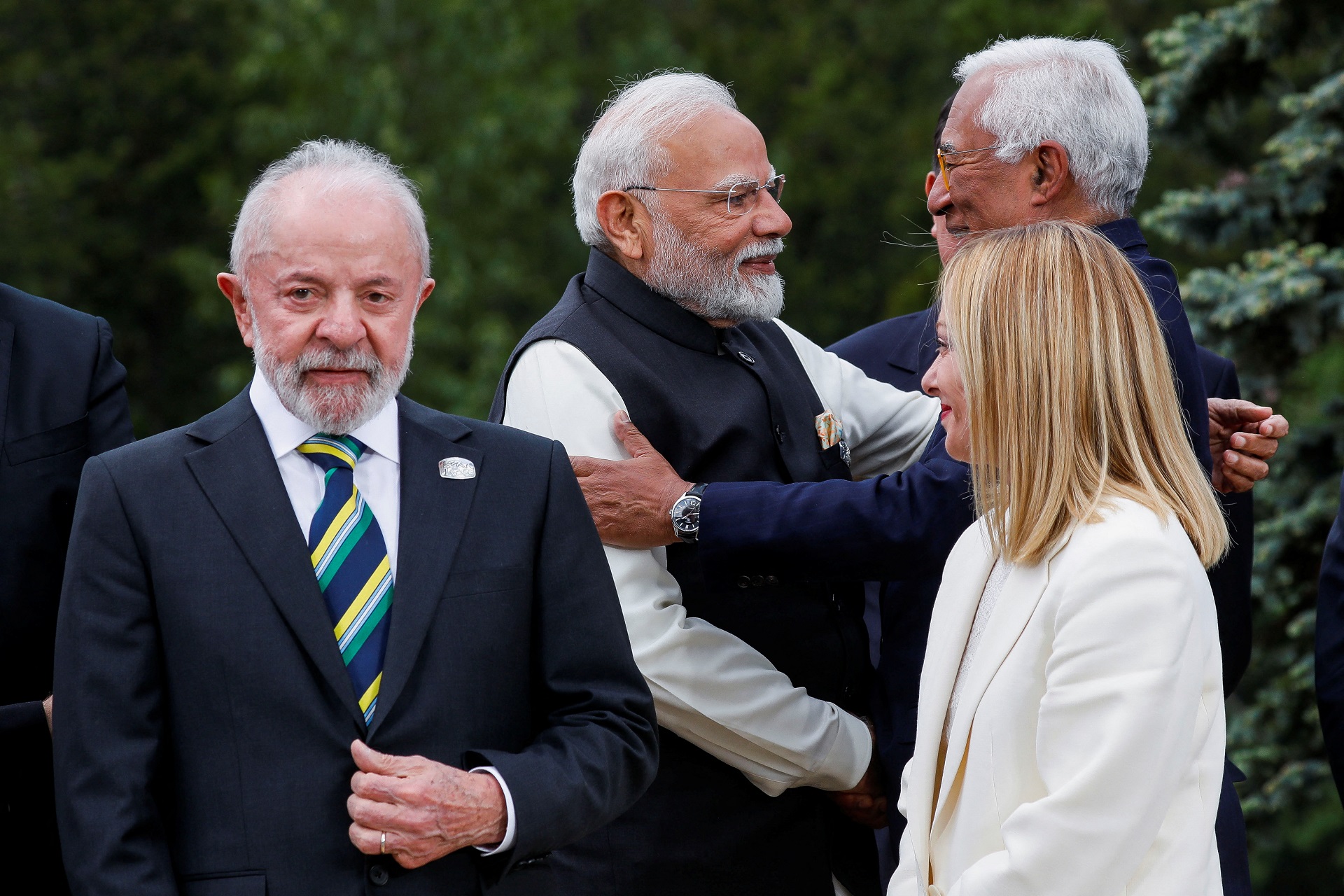O presidente do Brasil, Luiz Inácio Lula da Silva, e a primeira-ministra italiana, Giorgia Meloni, observam enquanto o primeiro-ministro da Índia, Narendra Modi, e o presidente do Conselho Europeu, Antonio Costa, se abraçam enquanto posam para uma foto durante a Cúpula de Líderes do G7 em Kananaskis, em Alberta, Canadá, em 17 de junho de 2025. (Foto: REUTERS/Amber Bracken)
