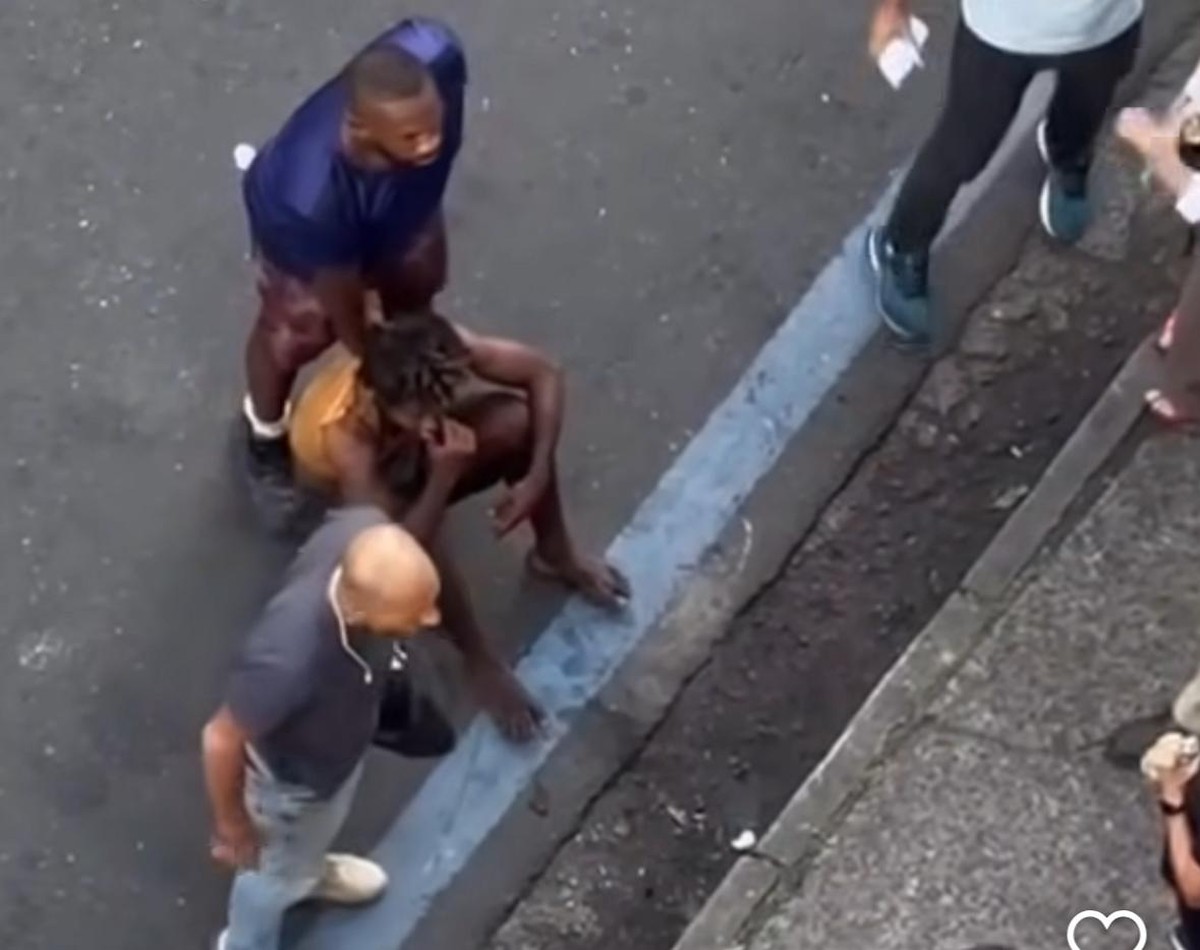 Dublador exige providências da prefeitura e do estado após agressão a mulher Homem é detido por pedestres após agredir moradora de Copacabana com três socos (Foto: Reprodução da internet)